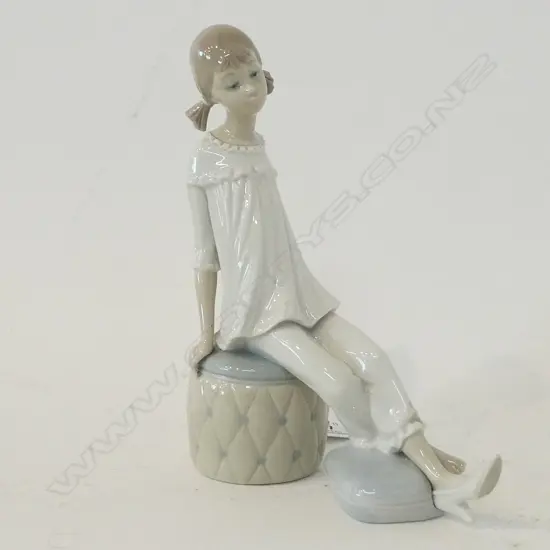 LLADRO FIGURINE; SEATED GIRL H.200mm