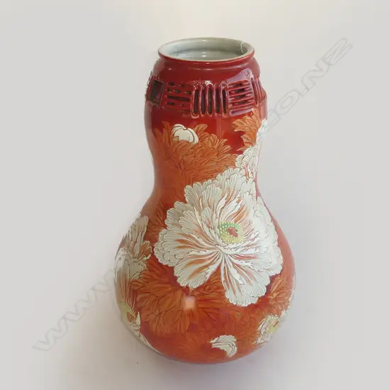 LGE JAPANESE DOUBLE GOURD FORM VASE WHITE CHRYSANTHEMUM ON ORANGE GROUND H.355mm