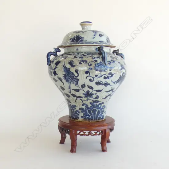 LG ORIENTAL BLUE & WHITE LIDDED URN WITH WOODEN STAND APPROX H 450MM - SOME DARK CRAZING