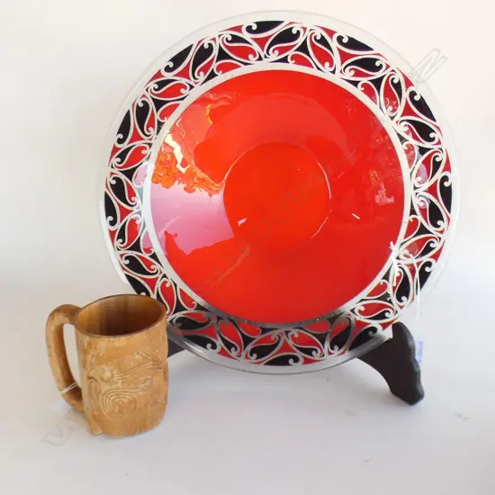 LG RED ART GLASS PLATE WITH MAORI DESIGN (DIA 400MM) + WOODEN HAND CARVED MAORI DESIGN MUG (H125MM)