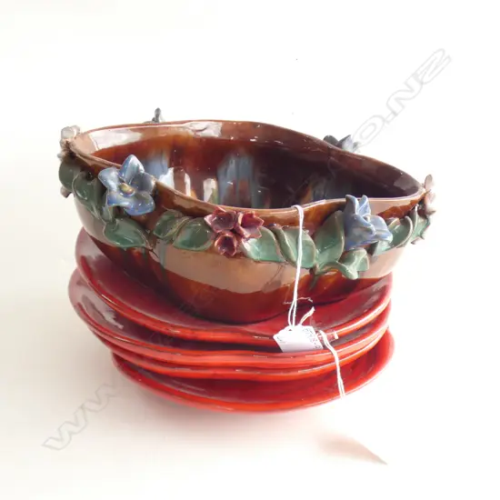 4 ITALIAN CERAMIC RED APPLE SHAPED PLATES (DIA 235MM) + AUSTRIAN BOWL WITH APPLIED FLOWERS (L250MM)