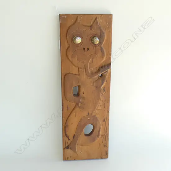 CARVED WOODEN BOARD w. MARAKIHAU 580x190mm