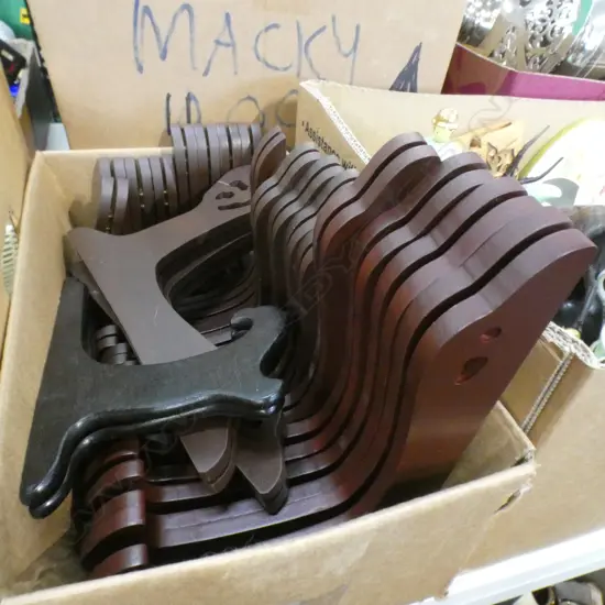 BOX LOT 22 WOODEN PLATE HOLDERS; 6 SIZES