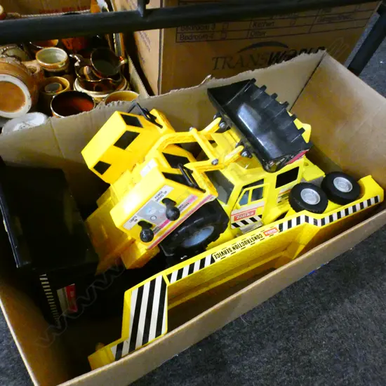 2 LGE PLASTIC TONKA TOY VEHICLES. TIP TRUCK/LOADER & ARTICULATED TRUCK