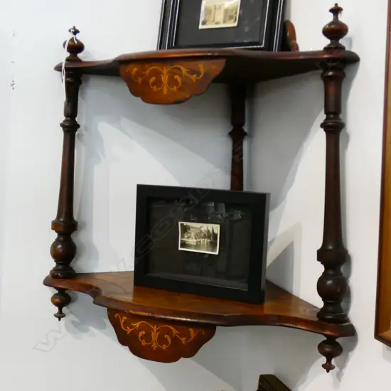 SM CUTDOWN CORNER WHATNOT, TWO SHELVES BOXWOOD DETAIL ON WALNUT SUBSTRATE, H. 535mm