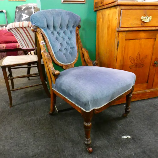 EDWARDIAN BUTTON BACKED CARVED NURSING CHAIR, ON CASTORS