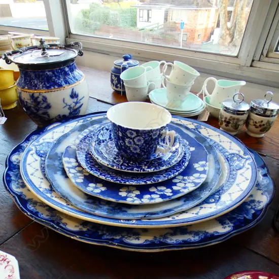 8 PCES B/W CHINA; 2 ASHETTES, 2 PLATES, TRIO + BISCUIT BIN