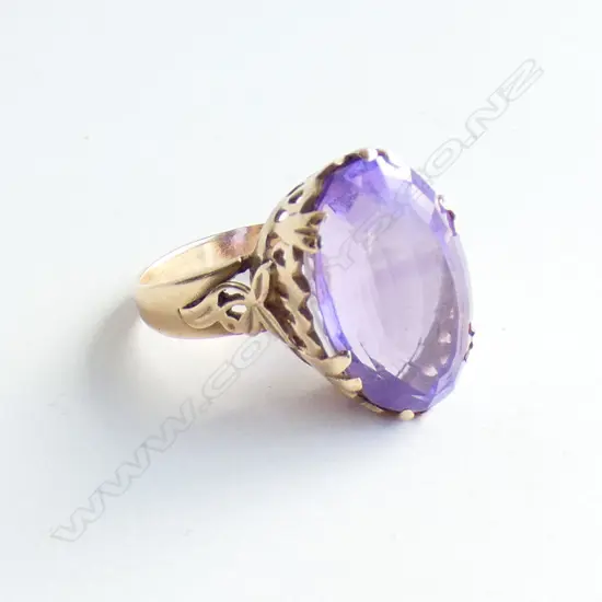 9CT GOLD AND AMETHYST DRESS RING