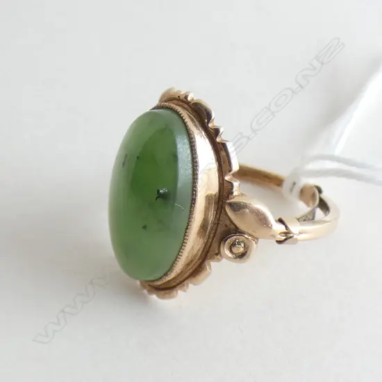 (17801) VINTAGE 9CT & OVAL POUNAMU RING