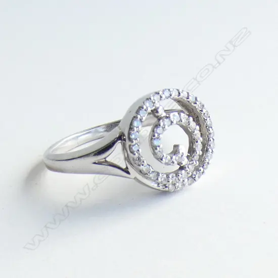 9CT WHITE GOLD AND DIAMOND SPIRAL RING 2.61gm