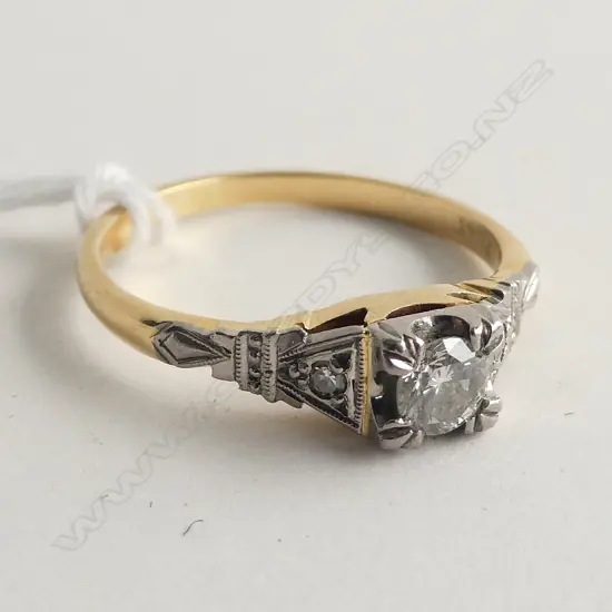 18CT ESTATE DIAMOND SOLITAIRE RING 
