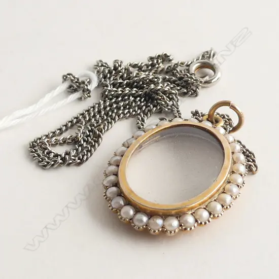 9CT GOLD AND PEARL FRAMED PHOTO LOCKET 