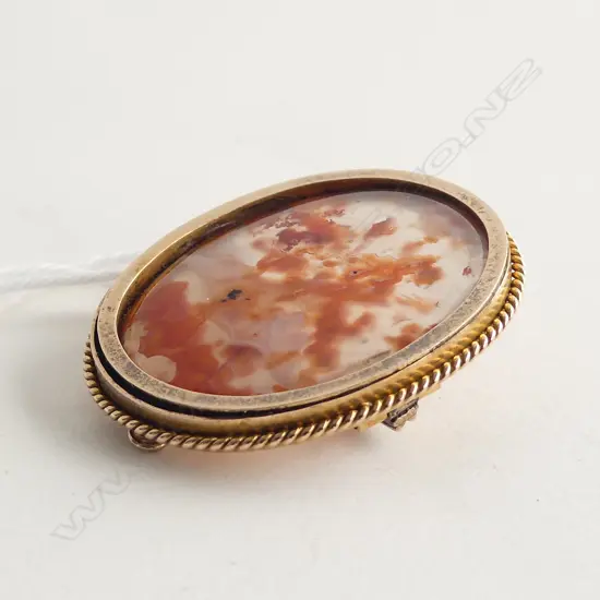9CT GOLD MOSS AGATE BROOCH 30 x 24mm.