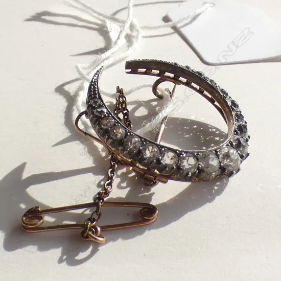 9CT (UNMARKED) & PASTE EDWARDIAN CRESCENT BROOCH