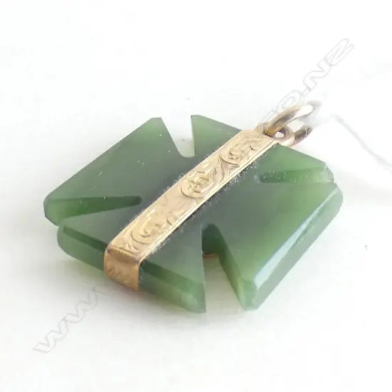 (20198) C1900 'KIA ORA' 9CT GOLD &  POUNAMU MALTESE CROSS PENDANT