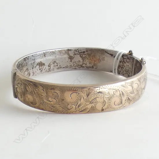 (17849) GOLD PLATED SILVER HALF HINGED BANGLE SCROLL ENGRAVED