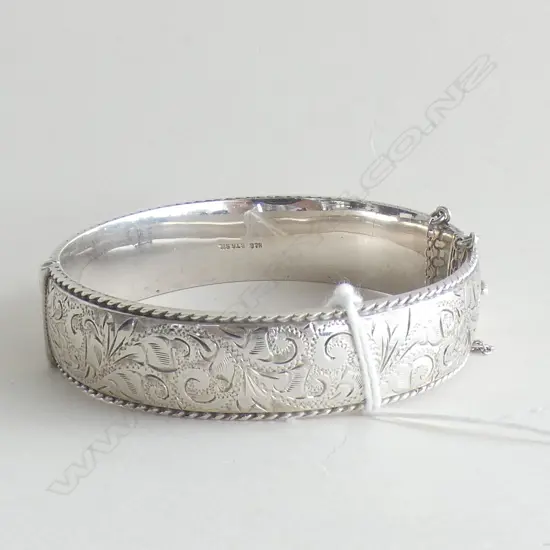 (17877) SILVER HINGED BANGLE 1/2 ENGRAVED
