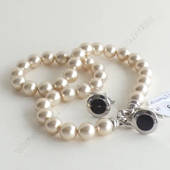 COSTUME PEARL NECKLACE + PR CUFFLINKS