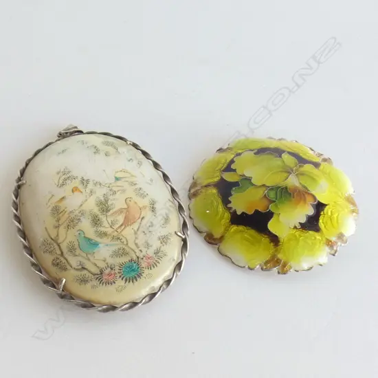 VINTAGE ENAMELED BROOCH + ORIENTAL DOUBLE SIDED PENDANT