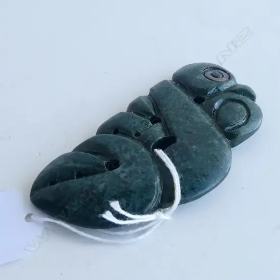GREENSTONE STYLISED MANAIA PENDANT BY THE LATE MIKE HIGGS I 90 MM