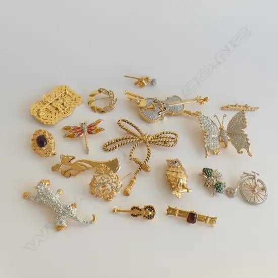 BAG 17  ASST GOLD TONE & BEAD COSTUME JEWELLERY INC MUSICAL INSTRUMENTS, OWL, DRAGONFLY, BUTTERFLY, TIGER ETC..