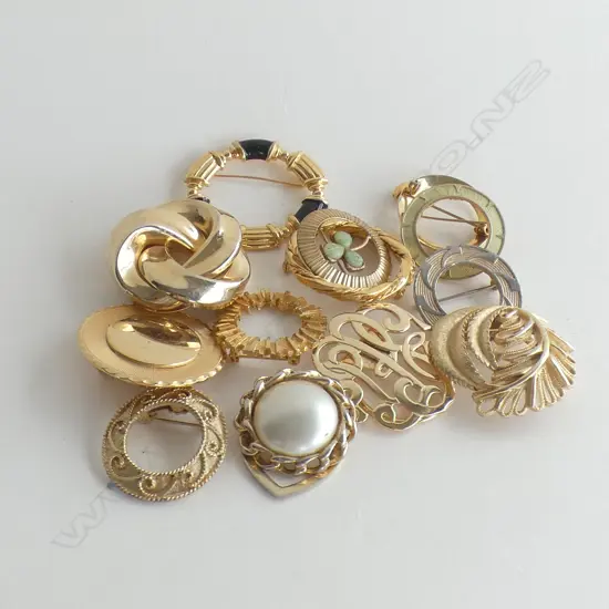13 CIRCULAR GOLD TONE BROOCHES / DRESS CLIPS