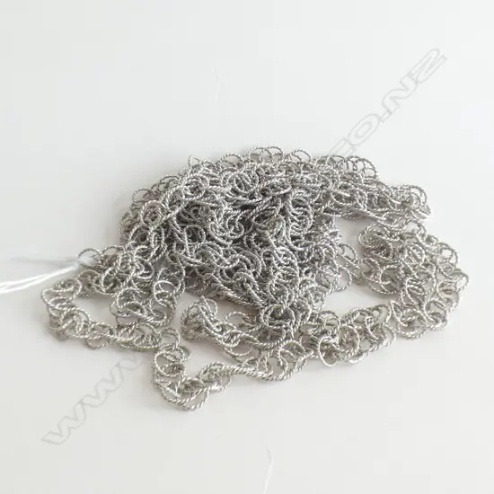 WHITE METAL LONG NECK CHAIN