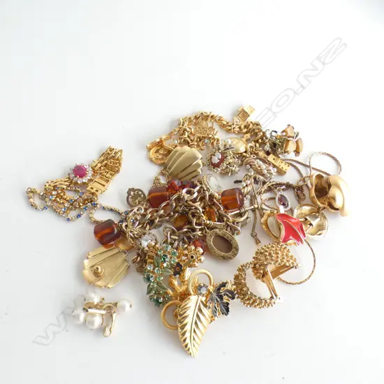 ASST GOLD TONE / SILVER GILT / GOLD PLATED JEWELLERY