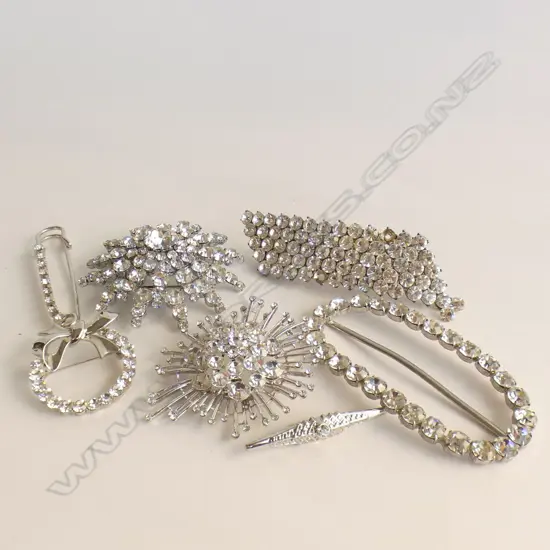 BAG ASST DIAMANTE COSTUME JEWELLERY, BROOCHES / KILT PIN / HAIR CLIP (A/F) ETC..