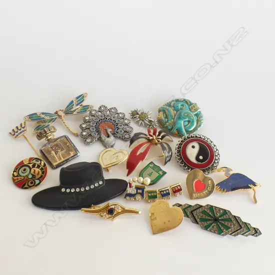 BAG ASST COSTUME JEWELLERY BROOCHES & STICK PINS