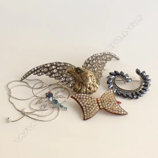 4 PCS COSTUME JEWELLERY; LG DIAMANTE WINGED EAGLE BROOCH; DRAGONFLY PENDANT & CHAIN ETC..