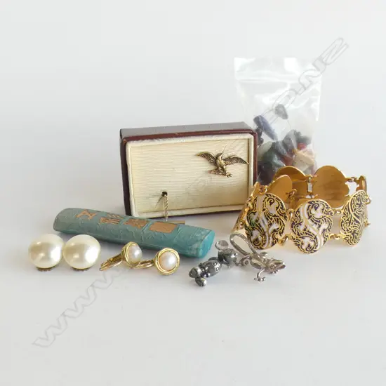 BAG ASST JEWELLERY; GOLD TONE EAGLE TIE PIN (IN BOX), MICKEY MOUSE & LIZARD PENDANTS, EARRINGS & MIXED GEM STONES ETC..