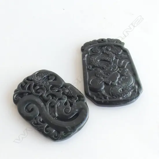 2 CARVED JADE PENDANTS L 55MM