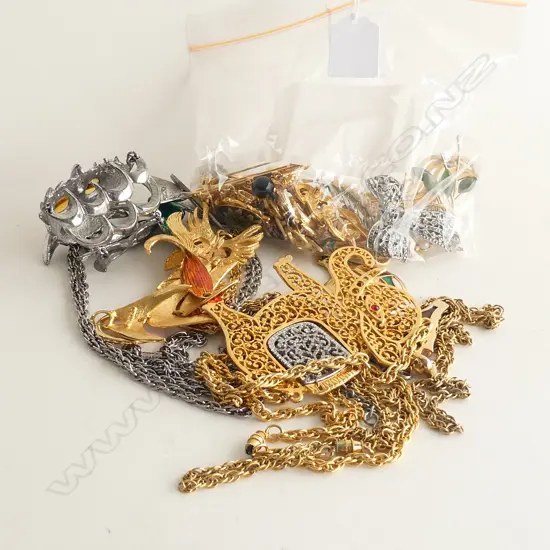 6 COSTUME JEWELLERY PENDANTS AND 9 COSTUME JEWELLERY BROOCHES AND 2 BRACELETS.