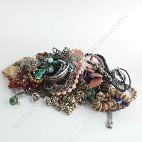 BOX ASST. COSTUME JEWELLERY + 4 MESH BAGS