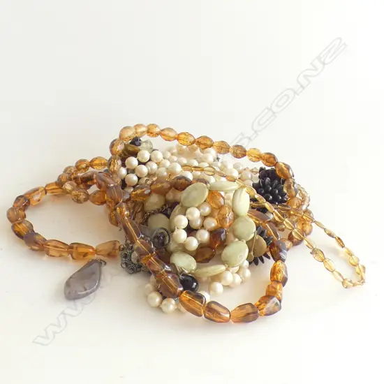 BAG VINTAGE JEWELLERY INCL SILVER & GARNET RING