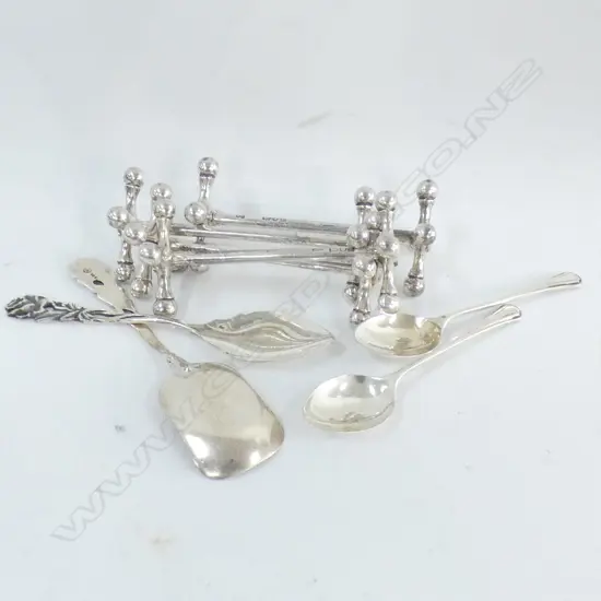 4 STG SILVER KNIFE RESTS + 4 TEA SPOONS 238 GRAMS