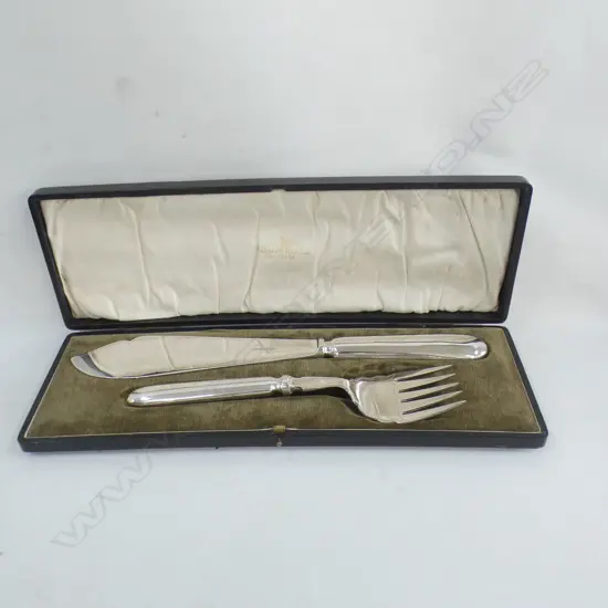 BOXED WALKER & HALL SILVER PLATED FISH SERVERS