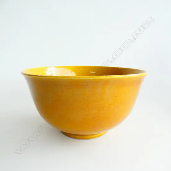 FINE QUALITY ANTIQUE ORIENTAL BOWL GLAZED IN A DEEP MUSTARD YELLOW. DIA. 154mm