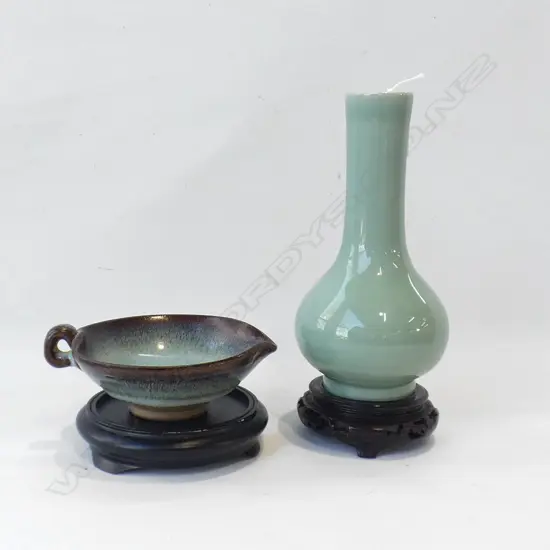 ORIENTAL CELADON VASE ON STAND H.200mm  + LEAF DISH ON STAND