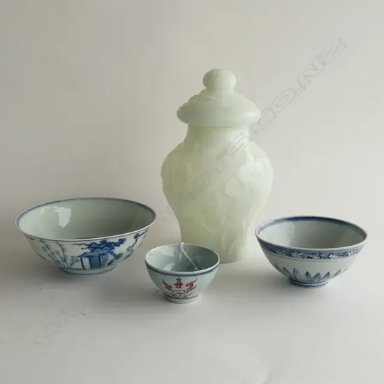 3 CHINESE BOWLS (A HAIRLINE TO 2 OF THE BIG BOWLS) AND A PEKING GLASS JAR A/F.
