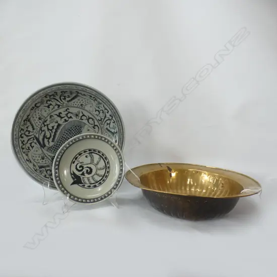 2 MIDDLE EASTERN PLATES 320/190mm dia + LARGE BRASS BOWL 350mm dia