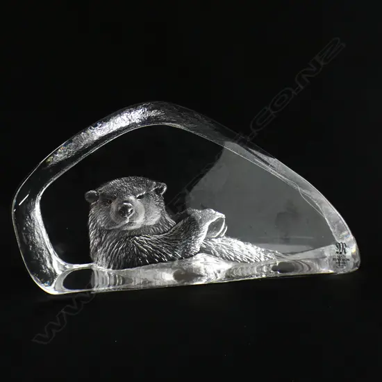 MATS JONASSON GLASS PAPERWEIGHT - FLOATING OTTER L 155MM