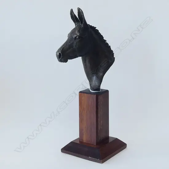 JOANNE SULLIVAN-GESSLER HORSE BUST BRONZE ON STAND H.275mm