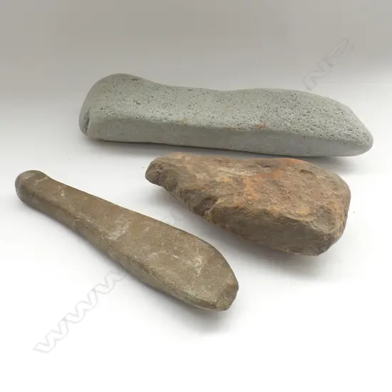 (17872) 3 STONE ITEMS - PATU SHAPED BUT NATURALLY FORMED