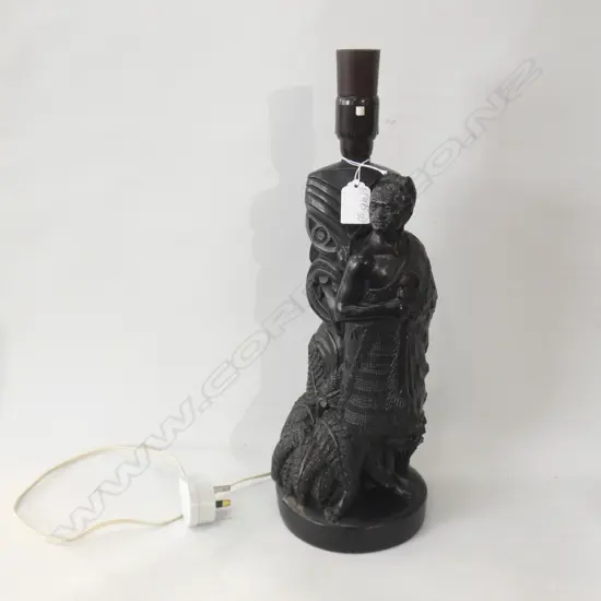 LARGE BLACK TONED MAORI THEMED TABLE LAMP DEPICTS WARRIOR CLUTCHING TIKI FIGURE 430mm H