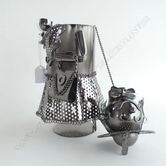 METAL LADY (FITS A WINE BOTTLE)