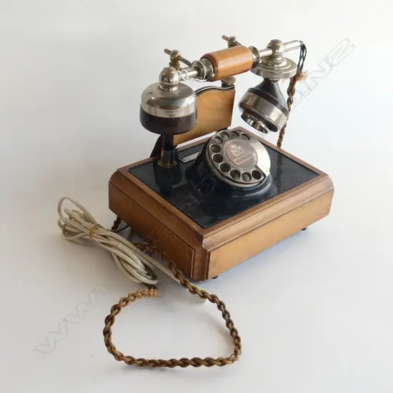 VINTAGE ITALIAN COLINIAL STYLE PHONE. PLUG IN