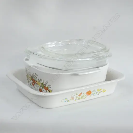 2 CORNING WARE LIDDED CASSEROLE DISHES & LG BAKING DISH (L 350MM)