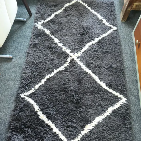 SM THICK BLACK & WHITE STRIPED TASSLED RUG, 920 x 1680mm